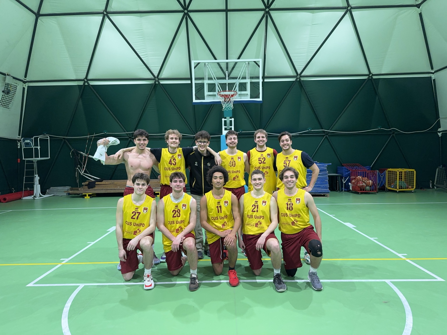 CUS Padova squad in yellow and amaranto kit posing on the court.